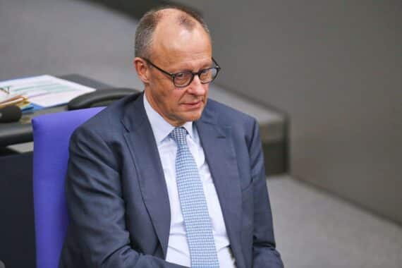 Friedrich Merz und Frank Haun besprechen den Konflikt um den deutschen-französischen Kampfjet.