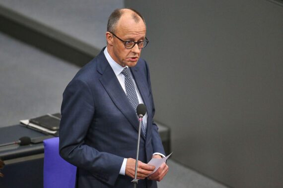 Friedrich Merz im Bundestag, spricht über Deutschlands Verteidigungsfähigkeit und wirtschaftliche Stärke.