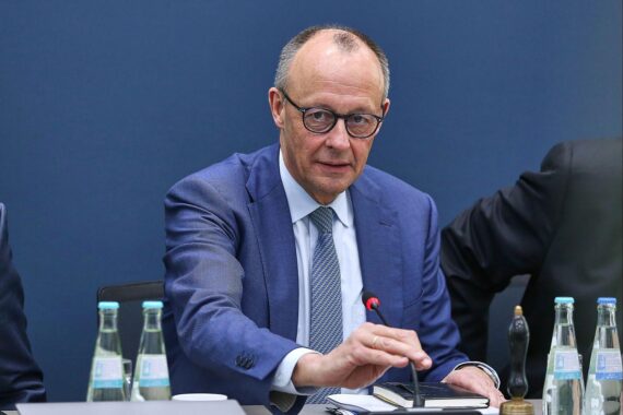 Friedrich Merz und Donald Trump am Telefon, besprechen geopolitische Themen wie Iran und Israel.