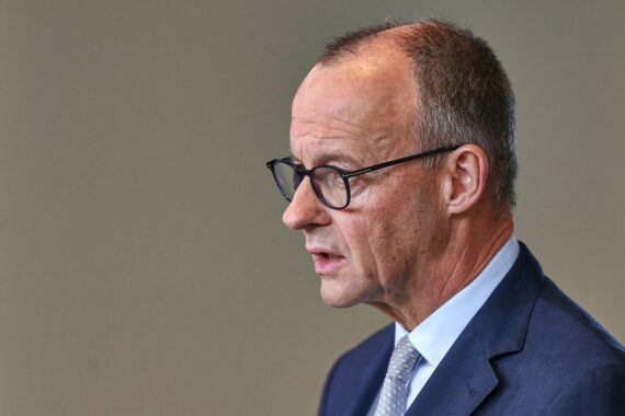 Friedrich Merz im Weißen Haus, zufriedene Pressekonferenz über deutsche-US-Beziehungen und Sicherheitsfragen.