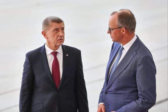 Friedrich Merz und Andrej Babis während eines Treffens zur deutschen-tschechischen Zusammenarbeit in Berlin.