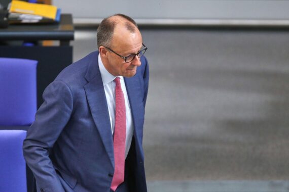 Friedrich Merz und Sanae Takaichi telefonieren, symbolisieren internationale Zusammenarbeit und diplomatische Beziehungen.