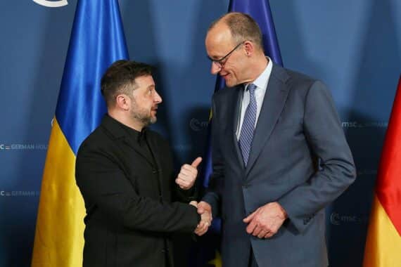 Friedrich Merz und Wolodymyr Selenskyj telefonieren über Ukraine-Krieg und bevorstehende US-Reise.