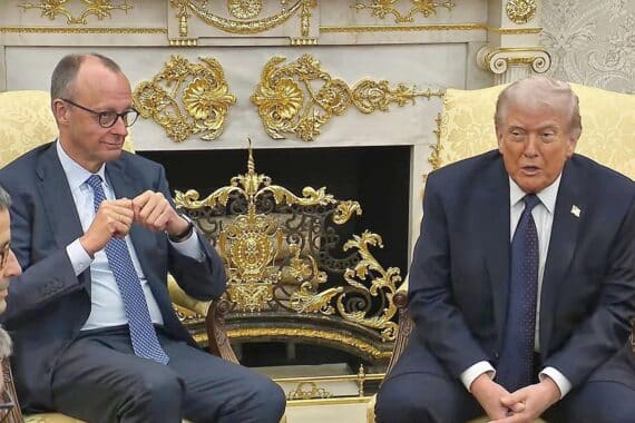 Friedrich Merz und Donald Trump im Oval Office, besprechend große Handelsabkommen und Iran-Strategien.