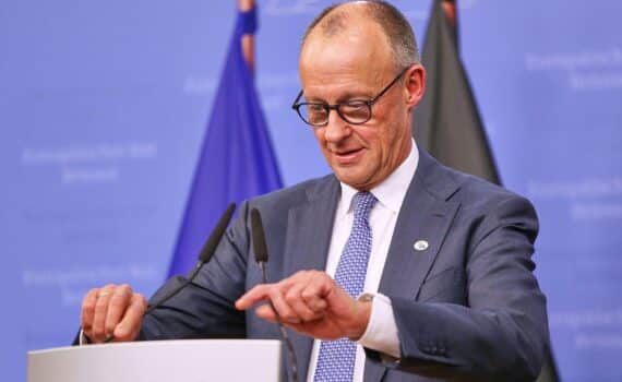 Friedrich Merz diskutiert KI-Verordnung in Brüssel, um wirtschaftliche Chancen für Europa zu verbessern.