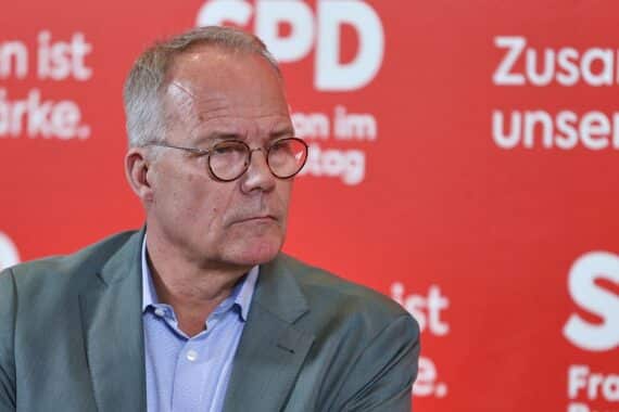 Matthias Miersch spricht auf einer politischen Veranstaltung über Gewalt gegen Frauen und Migration.