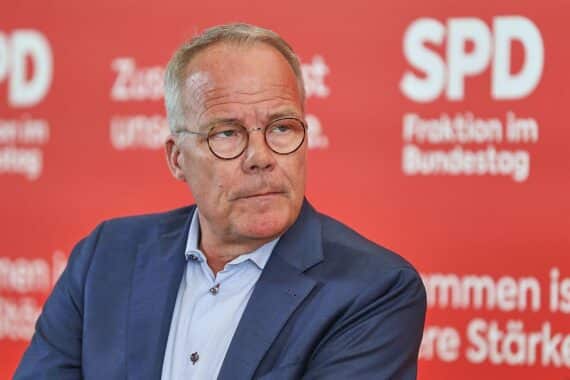 Matthias Miersch diskutiert Völkerrechtsbruch und zukünftige Verhandlungen über den Iran in Berlin.