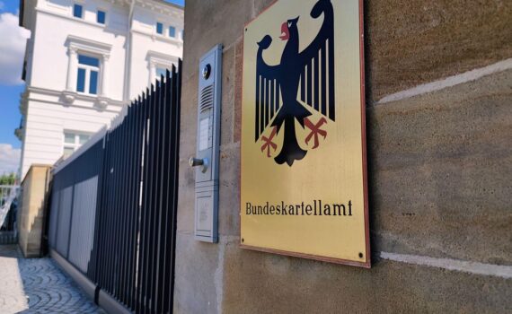 Ein Bild des Bundeskartellamts mit Tankstellen und Symbolen für Wettbewerb und Preiskontrolle.