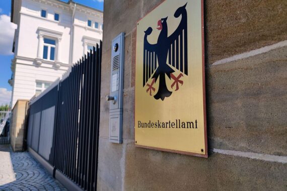 Ein Bild des Bundeskartellamts mit Tankstellen und Symbolen für Wettbewerb und Preiskontrolle.