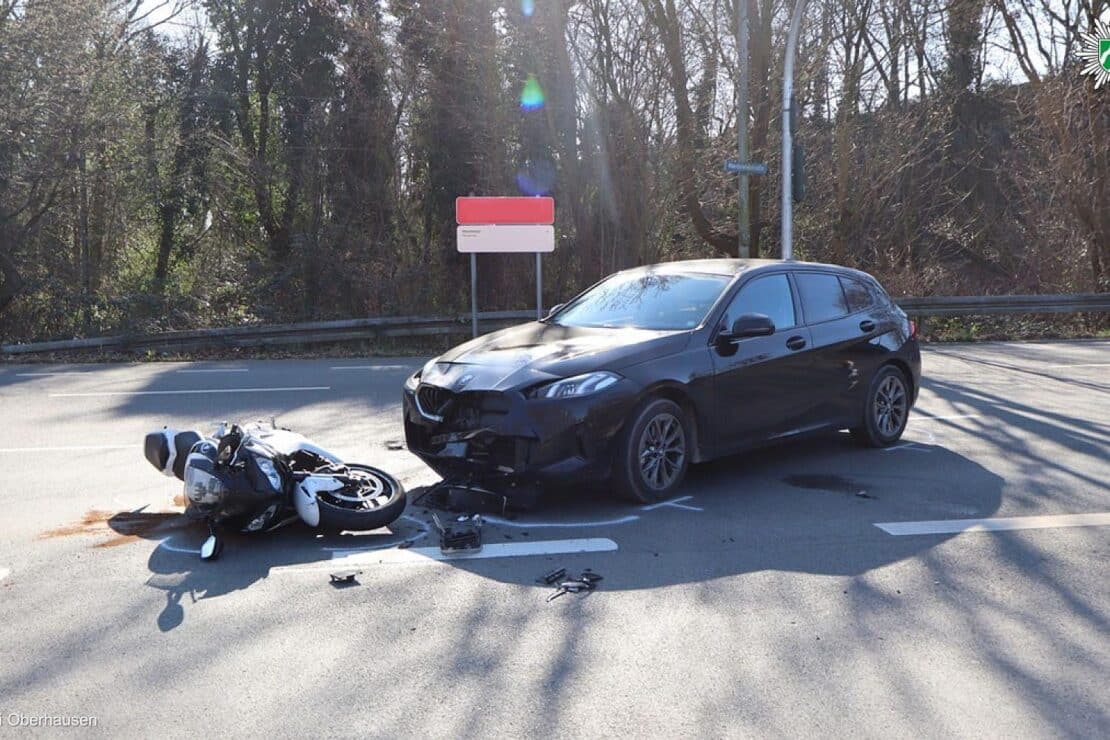 Motorradfahrer bei Vorfahrtsunfall in Oberhausen schwer verletzt