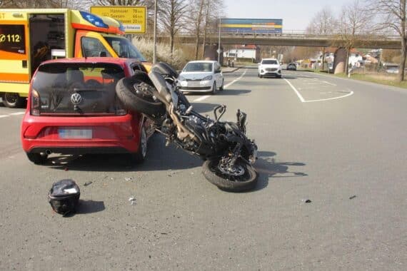 Motorradunfall: schwer verletzter Fahrer, Rettungshubschrauber, beschädigte Autos, B83, Höxter-Stahle.