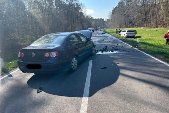 Motorradunfall auf Landesstraße, Fahrzeuge beschädigt, Polizei ermittelt, tödlicher Ausgang.