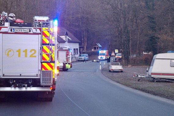 Eine Motorradfahrerin verunglückte, Rettungskräfte und Hubschrauber am Einsatzort sichtbar.