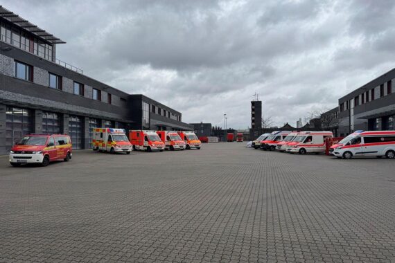 Feuerwehrfahrzeuge am Sammelplatz, Evakuierung nach Kampfmittelfund in Duisburg. Sicherheitsmaßnahmen im Einsatz.