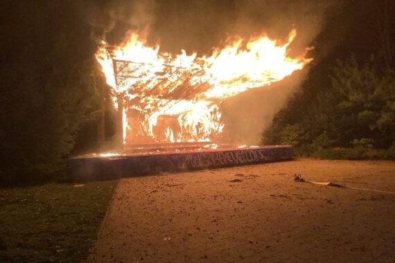 Flammen zerstören Musikpavillon im Stadtgarten Gelsenkirchen, Feuerwehr bekämpft Brand erfolgreich.
