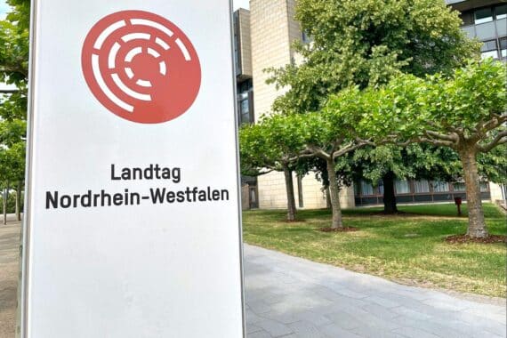 Bild zeigt den NRW-Landtag mit Fokus auf Antidiskriminierungsgesetz-Beschluss und Gleichstellung.