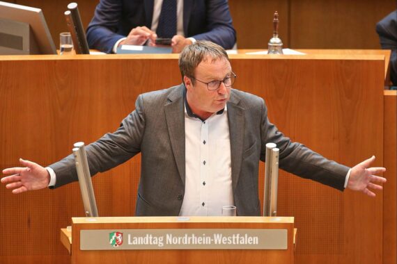 Oliver Krischer spricht über Infrastrukturgesetz, Digitalisierung, Radwege und Umweltbeteiligung in NRW.