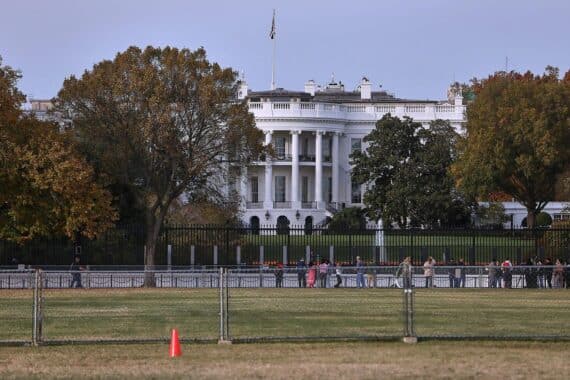Bundeskanzler Merz und Trump diskutieren Nahost-Krieg, Ukraine, Wirtschaftsbeziehungen im Weißen Haus.