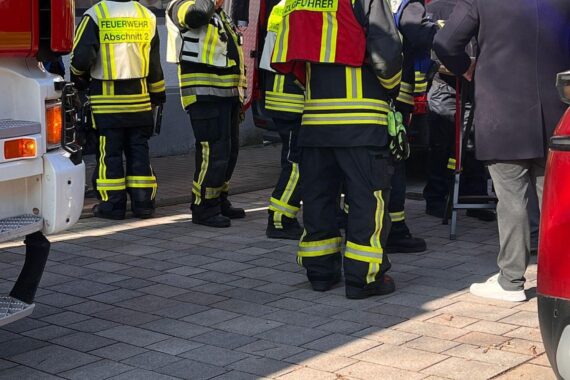 Einsatzkräfte retten Verletzte nach CO2-Austritt in Horn-Bad Meinberg, gefährliche Situation unter Kontrolle.