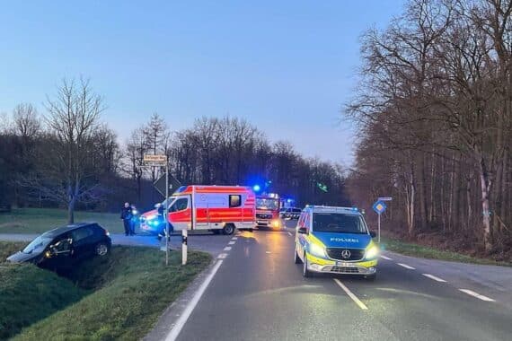 Ein Unfallauto im Graben, Polizei und Rettungswagen an der Unfallstelle.