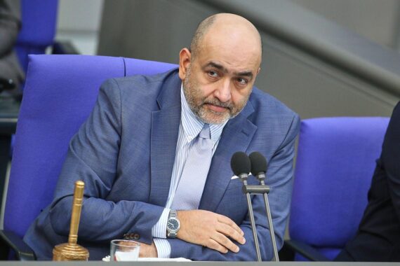 Omid Nouripour fordert stärkere Maßnahmen gegen das iranische Regime und Unterstützung der Opposition.