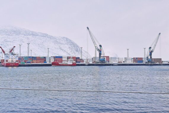 Container im Hafen von Nuuk symbolisieren globalen Handel und wirtschaftliche Unsicherheit durch aktuelle Konflikte.