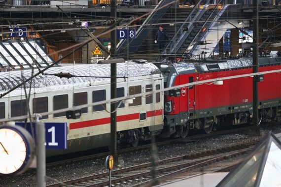 Riss der Oberleitung am Hamburger Hauptbahnhof, Einsatzkräfte evakuieren Reisende aus ICE.