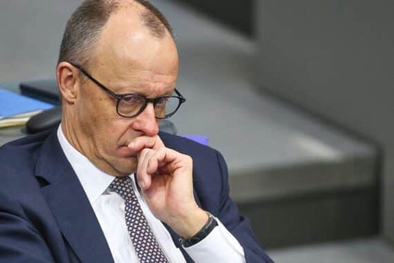 Friedrich Merz diskutiert CO2-Preise, begleitet von Kritik und Zukunftsängsten zur Klimapolitik.