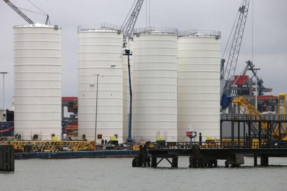 Öltanks vor einer dramatischen Hintergrundkulisse, symbolisieren Risiko und Unsicherheit für Europas Wirtschaft.