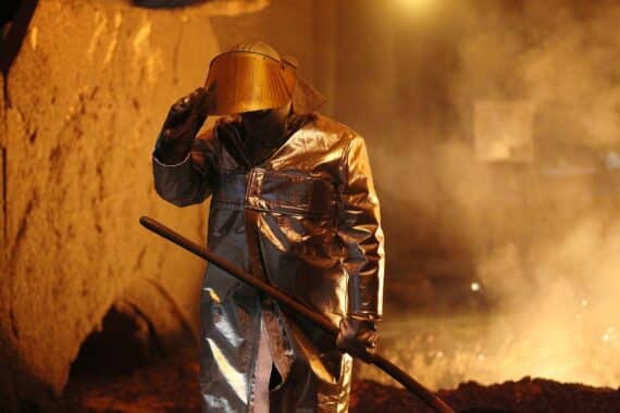 Industriearbeiter in der Stahlproduktion, symbolisierende Energiepreiserhöhungen und Lohnverluste in Deutschland.