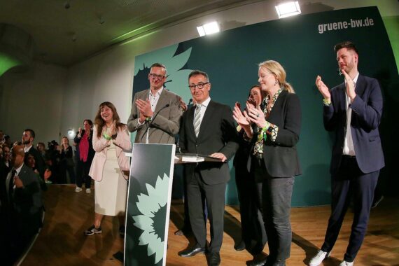 Cem Özdemir feiert nach der Landtagswahl in Stuttgart, umgeben von jubelnden Grünen-Anhängern.