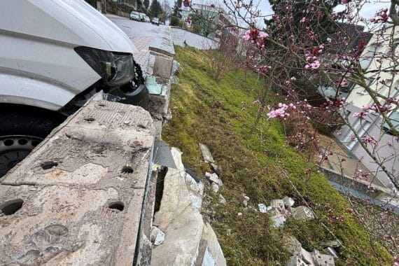 Ein beschädigtes Mauerwerk, verursacht durch ein unkontrolliertes Paketdienstfahrzeug in Bad Bergzabern.