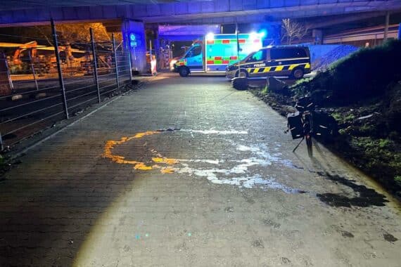 Pedelecfahrer stürzt auf Ölfläche, Polizei untersucht gefährlichen Eingriff in den Straßenverkehr.