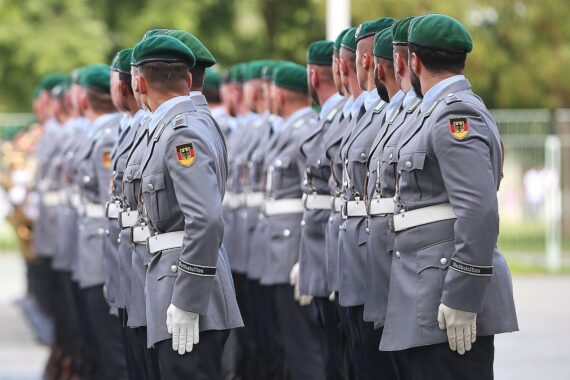 Bundeswehr-Soldaten in Uniform, gemeinsame Aktivitäten, symbolisieren positive Personalentwicklung und Interesse an Militärlaufbahn.