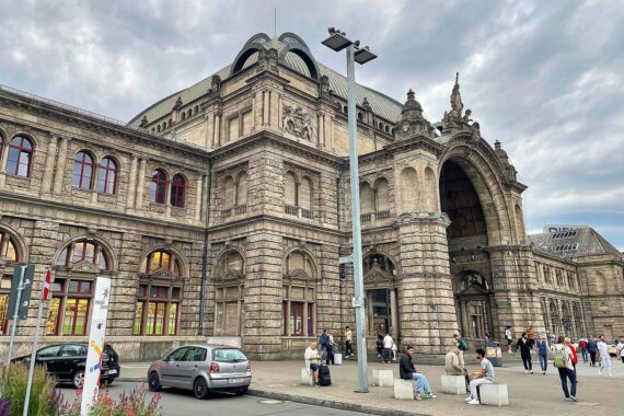 Nürnberger Hauptbahnhof mit Menschenmenge, dramatische Situation, Pfefferspray und Polizei im Hintergrund.