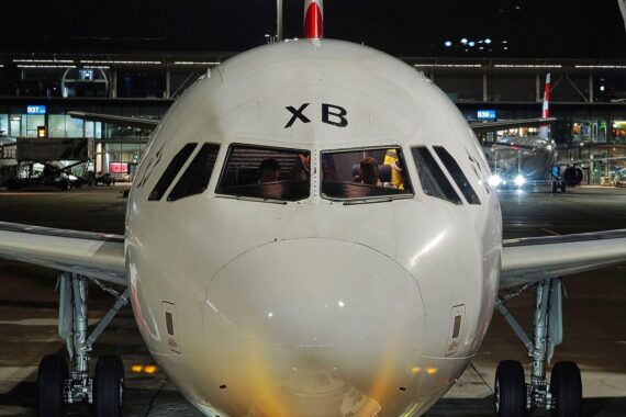 Piloten im Cockpit während kritischer weltpolitischer Lage, Verantwortung für Luftverkehrssicherheit und Stabilität.