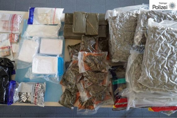Drogenbeschlagnahmung: Polizei präsentiert sichergestellte Betäubungsmittel aus Razzia in Gotha.