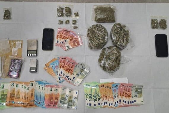 Polizei bei Drogenkontrolle: Cannabis, Bargeld und mutmaßliches Dealgeld sichergestellt in Köln.