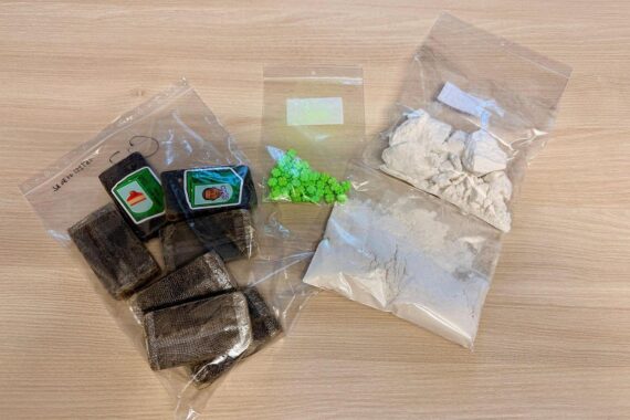 Beitragsbild zeigt sichergestellte Drogen und beschlagnahmte Gegenstände von Polizei Chemnitz.