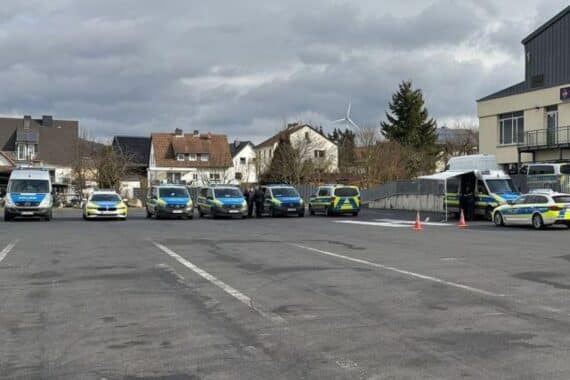Kontrollierte Lastwagen, Polizisten bei der Arbeit, Austausch zwischen Fahrern und Behörden.