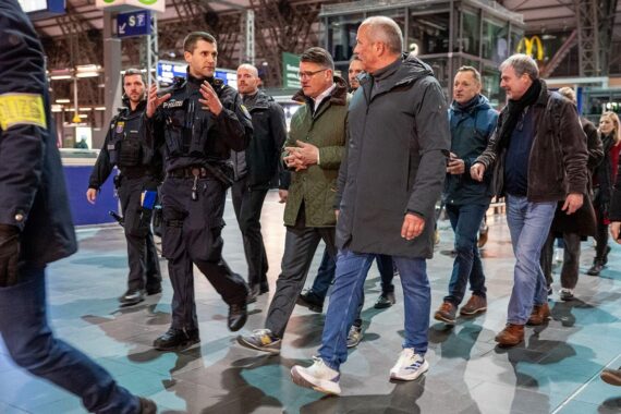 Ministerpräsident Rhein und Innenminister Poseck bei Polizeikontrolle im Frankfurter Bahnhofsviertel.