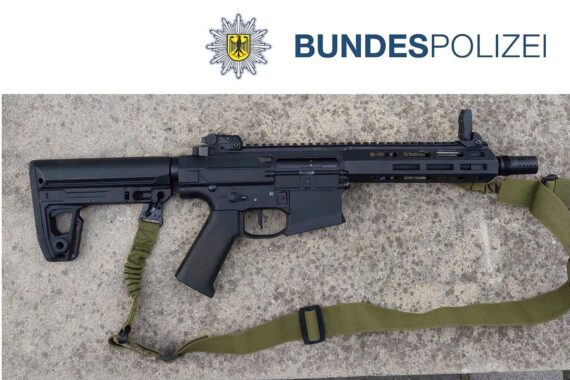 Grenzkontrolle: Bundespolizei sichert Softairwaffe im Kofferraum eines Fahrzeugs.