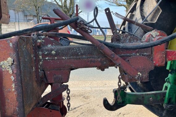Gerissene Bremskette eines Anhängers, gefährliche Verkehrssituation durch mangelhafte Sicherung und Korrosion.