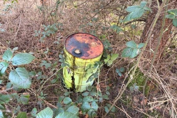 Illegale Ölablagerung im Wald bei Eulgem, Polizei sucht Zeugen und Hinweise.