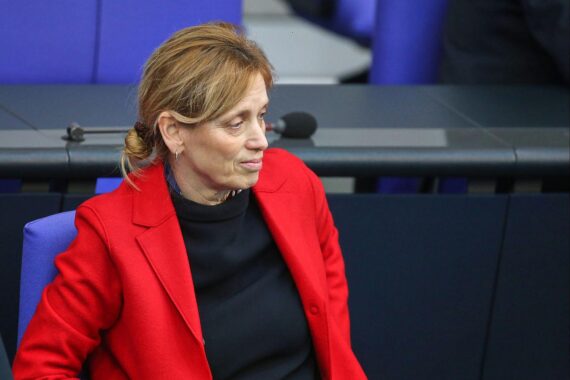 Karin Prien präsentiert Reformen für das Förderprogramm "Demokratie leben" in Berlin.