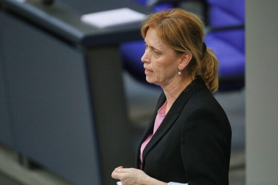 Karin Prien präsentiert neue Strategien zur Stärkung der Demokratie im Programm "Demokratie leben".