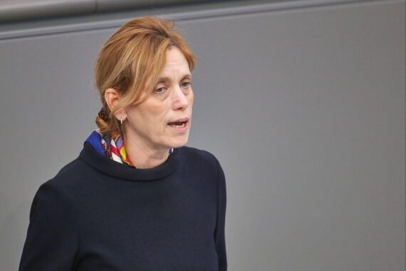 Karin Prien warnt vor KI-Diskriminierung, fordert Transparenz und Diversität in der Technikentwicklung.