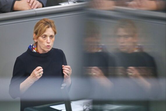 Karin Prien spricht über Lohntransparenz und Gleichstellung der Geschlechter in Unternehmen.