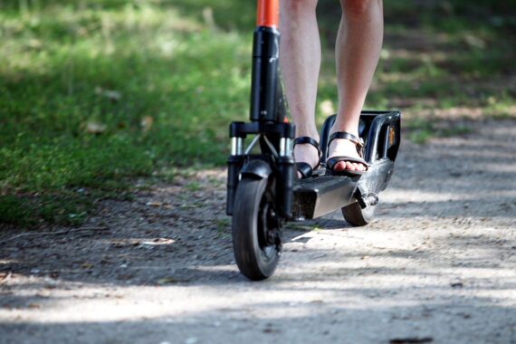 E-Scooter und E-Bikes in städtischer Umgebung, symbolisieren wachsende E-Mobilität in deutschen Haushalten.