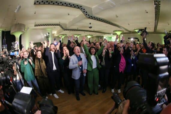 Grüne jubeln über Wahlsieg, Umfrageergebnisse zeigen deutlichen Vorsprung vor CDU und AfD.